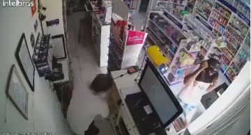 Em menos de um minuto, criminoso rende funcionária e assalta farmácia em São Manuel; vídeo