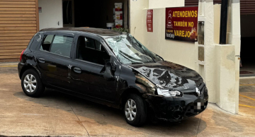 Carro capota em rua na área central de Botucatu