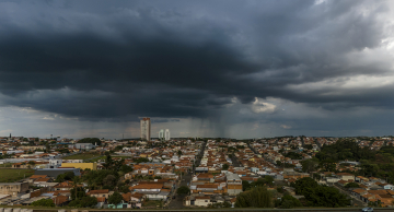 Fim de semana antes do Natal pode ter chuva forte em Botucatu, indica previsão