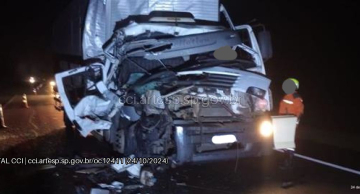 Caminhão bate contra traseira de carreta na Castello Branco em Bofete