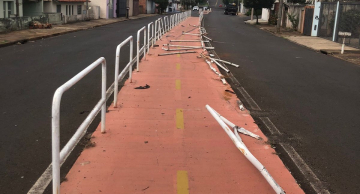 Grades de ciclovia são destruídas em Botucatu