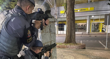Polícia Militar faz treinamento para situações de extrema violência em área bancária de Botucatu