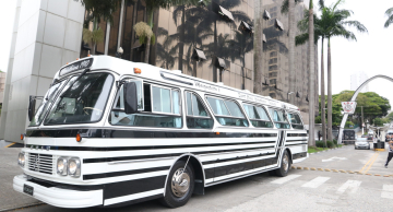 Caio de Botucatu entrega lendário ônibus do Corinthians totalmente reformado