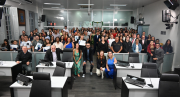 Câmara de Botucatu entrega “Prêmio Destaque Educacional” em Sessão Solene