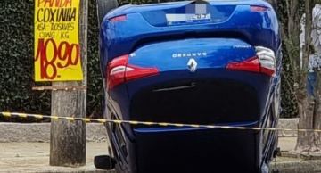 Carro tomba após colisão no Jardim Paraíso em Botucatu