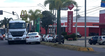Carreta arrasta veículo em acidente na Vital Brasil em Botucatu
