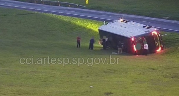Ônibus com 34 passageiros tomba na Castello Branco em Itatinga