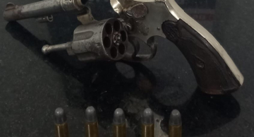 Homem é preso com arma e droga após tentar fugir da PM em São Manuel