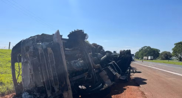 Carreta pega fogo após tombar na rodovia na Rondon em Areiópolis