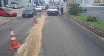 Caminhão derruba óleo diesel na Avenida Dante Delmanto em Botucatu