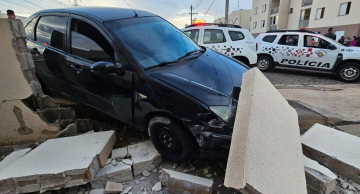 Veículo em fuga invade residencial na zona leste de Botucatu