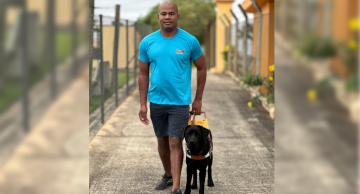Morador de Botucatu com deficiência visual recebe centésimo cão-guia de Instituto