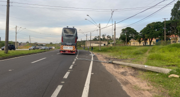 Cegonha carregada com ônibus derruba postes na Rodovia Antonio Butgnoli em Botucatu