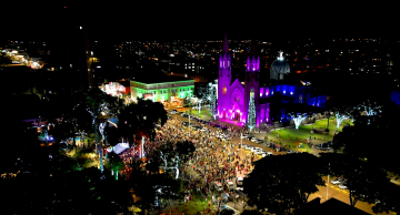 Acendimento das luzes do Natal Encantado Botucatu 2024 lotou a praça da Catedral; veja o vídeo