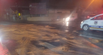 Caminhão derrama óleo em ruas de Botucatu causando quedas de motociclistas