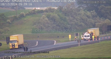 Carretas das mesma empresa colidem na Castello Branco em Itatinga