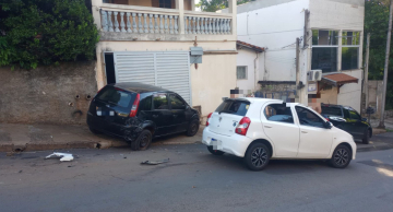 Veículo sem controle bate em carro estacionado na área central de Botucatu