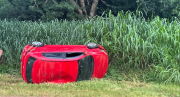 Tombamento de veículo e colisão traseira são registrados no mesmo local da Domingos Sartori