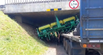 Máquina agrícola cai de carreta e interdita retorno na Castello Branco em Itatinga