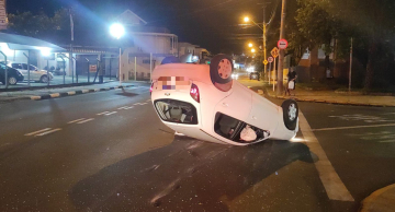 Acidente: carro tomba em via movimentada de Botucatu