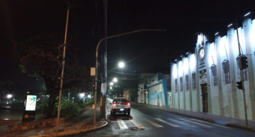 Acidente envolvendo fios e caminhão danifica semáforo na João Passos em Botucatu