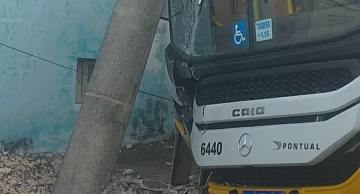 Ônibus destrói poste após desviar de adolescente em Botucatu