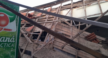 Telhado desaba em imóvel na Rua Amando em Botucatu