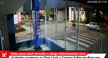 Motociclista passa no sinal vermelho e atinge violentamente carro na Dom Lúcio em Botucatu