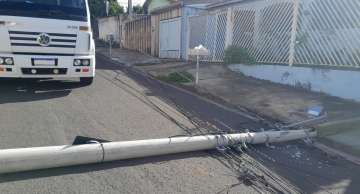 Caminhão enrosca em fios e derruba poste na Cohab 1 em Botucatu Caminhão enrosca em fios e derruba poste na Cohab 1 em Botucatu