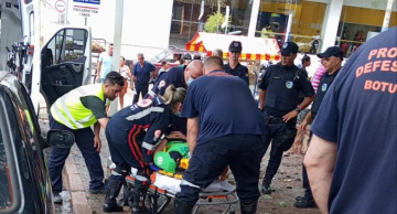 Mulher é atingida por galho de 40 kg na praça do Bosque em Botucatu