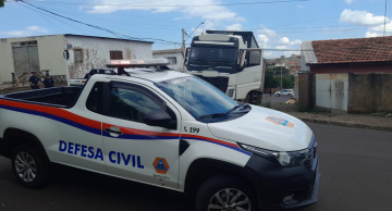 Carreta derruba fiação baixa no Jardim Aeroporto em Botucatu