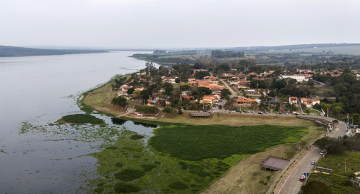 Rio Tietê é tomado por aguapés em Botucatu; frequentadores enfrentam dificuldades para nadar e pescar Rio Tietê é tomado por aguapés em Botucatu; frequentadores enfrentam dificuldades para nadar e pescar