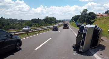 Veículo com carretinha tomba na Rondon em Botucatu Veículo com carretinha tomba na Rondon em Botucatu