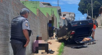 Carro fica tombado após bater em veículo estacionado em Botucatu; veja vídeo