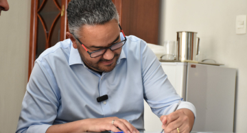 Fábio Leite assina decreto que regulamenta realização de eventos e festas em Botucatu