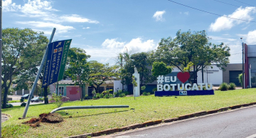 Carro derruba postes em trevo de entrada de Botucatu