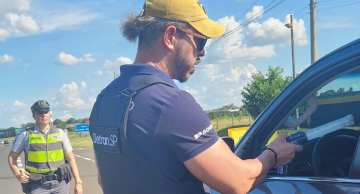 Operação de comando aborda mais de 1,6 mil condutores na Rondon em Botucatu Operação de comando aborda mais de 1,6 mil condutores na Rondon em Botucatu