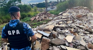 GPA flagra descarte irregular de entulho na avenida Bento Lopes em Rubião Junior GPA flagra descarte irregular de entulho na avenida Bento Lopes em Rubião Junior