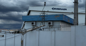 Ônibus derruba poste sobre a subestação de energia na Embraer em Botucatu