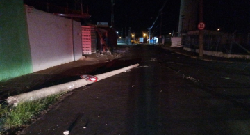 Carreta se enrosca em fios e derruba poste e cabos no Jardim Paraíso em Botucatu