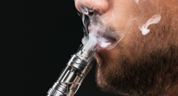 Cigarros eletrônicos alteram composição da saliva, aumentando o risco de doenças bucais, mostra estudo da Unesp