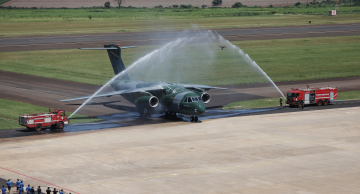 Embraer comemora 10 anos do primeiro voo do KC-390 Millennium Embraer comemora 10 anos do primeiro voo do KC-390 Millennium