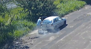 Homem joga entulho na rua, é identificado pela GCM e obrigado a limpar a sujeira; veja vídeo