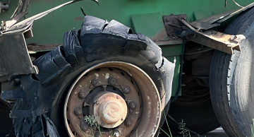 Carreta tem pneu estourado na Castelinho e complica o trânsito na entrada da cidade Carreta tem pneu estourado na Castelinho e complica o trânsito na entrada da cidade