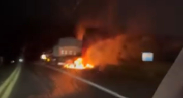 Carreta pega fogo na SP-191 em Botucatu Carreta pega fogo na SP-191 em Botucatu