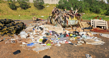 Lixo se acumula de forma assustadora na frente do residencial Cachoeirinha em Botucatu Lixo se acumula de forma assustadora na frente do residencial Cachoeirinha em Botucatu