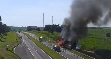 Caminhão com carga viva de frango pega fogo em rodovia de Jaú Caminhão com carga viva de frango pega fogo em rodovia de Jaú