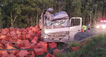 Caminhão carregado com abacate capota no entroncamento da Rondon com SP-191