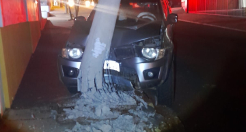 Motorista perde controle e carro bate em poste no centro de Botucatu Motorista perde controle e carro bate em poste no centro de Botucatu