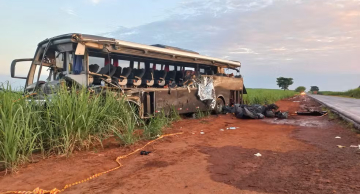 Acidente entre caminhão e ônibus com universitários deixa 12 mortos em rodovia no interior de SP